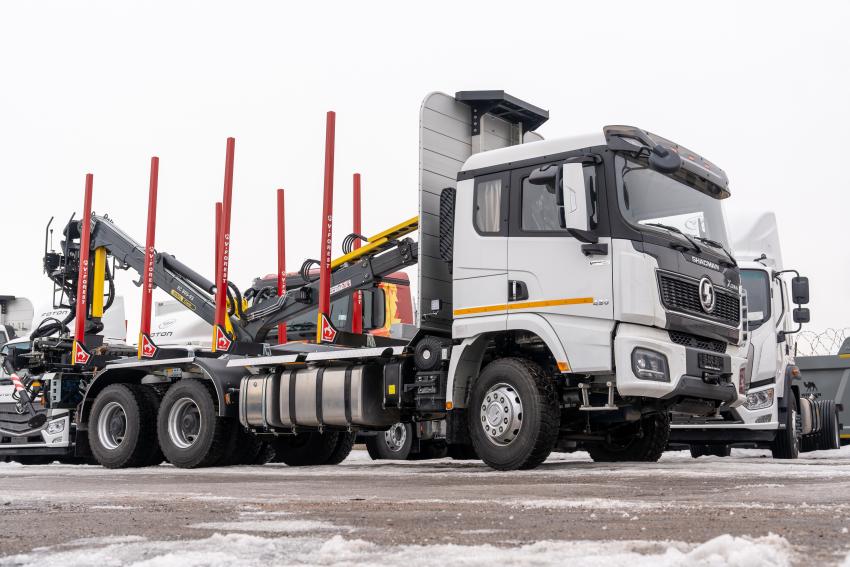 «Подъемные машины» и Sinoway Group начали выпуск и реализацию ломовозов, сортиментовозов и крюковых погрузчиков на шасси Shacman