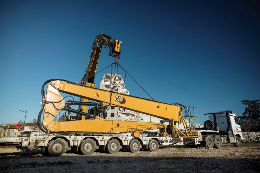 Caterpillar представил экскаватор Cat 352 UHD для сноса высоких конструкций