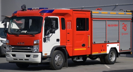 На вооружение питерских спасателей поступила пожарная автоцистерна на базе JAC N120