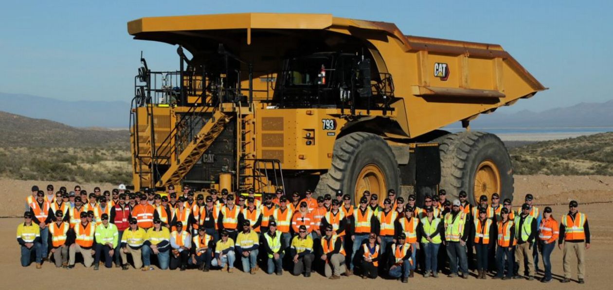 Caterpillar показал публике полностью электрический карьерный самосвал  