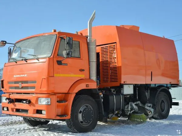 Вакуумная подметально-уборочная машина КО-318Д на шасси КамАЗ 53605