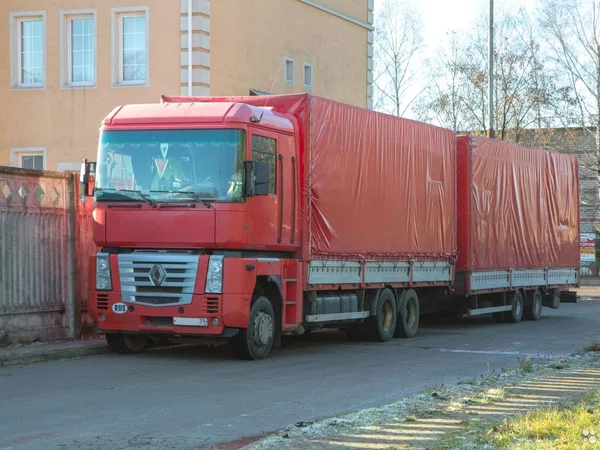 Тентованный грузовик Renailt Magnum 440