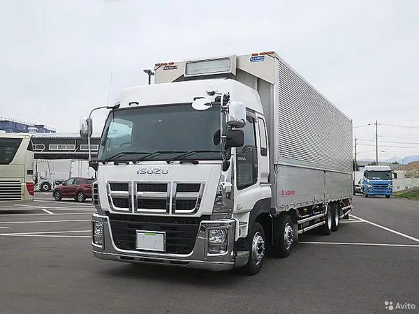 Грузовой фургон Isuzu Giga
