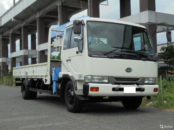 Бортовой грузовик с КМУ Nissan Diesel Condor