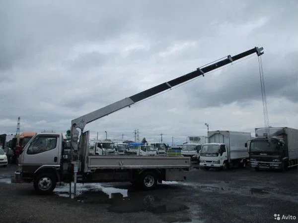 Бортовой грузовик с КМУ Mitsubishi Fuso Canter