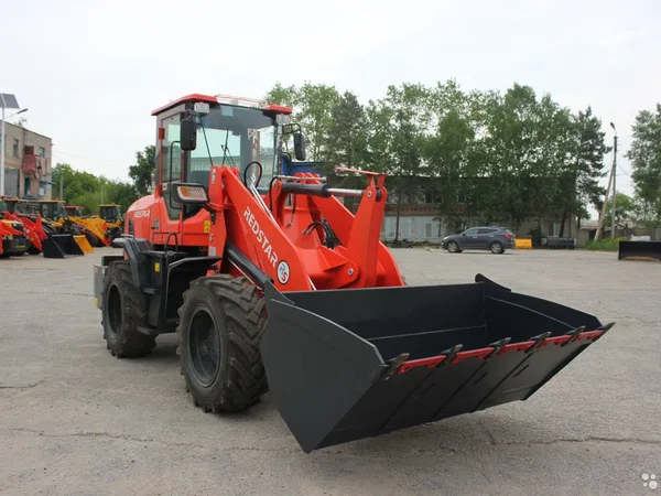 Фронтальный погрузчик Redstar 2500GT