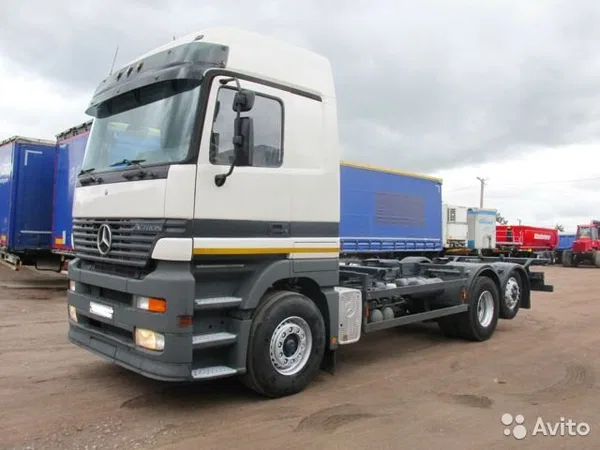 Контейнеровоз Mercedes-Benz Actros 25.40