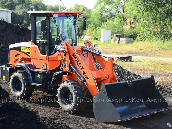Фронтальный погрузчик MOLOT 180F