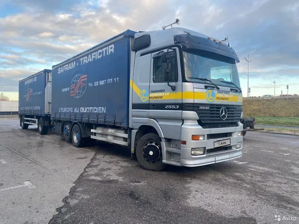 Тентованный грузовик Mercedec-Benz Actros