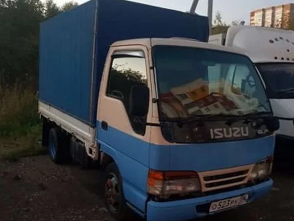 Тентованный автомобиль Isuzu ELF