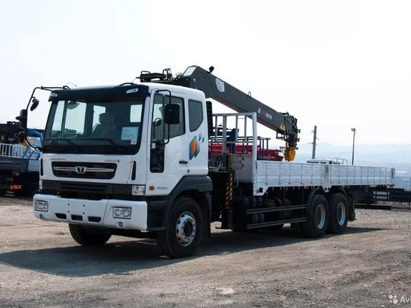 Бортовой грузовик с КМУ Daewoo Novus