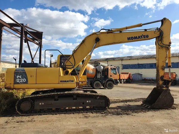 Гусеничный экскаватор Komatsu PC220-8