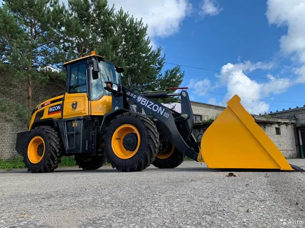 Фронтальный погрузчик BIZON 933