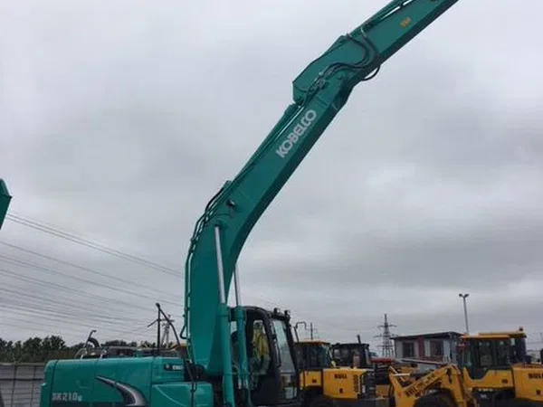 Гусеничный экскаватор Kobelco SK210LC-10