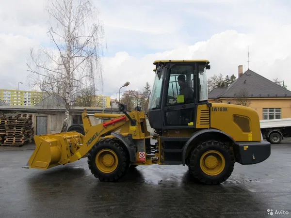 Фронтальный погрузчик XCMG LW180FV