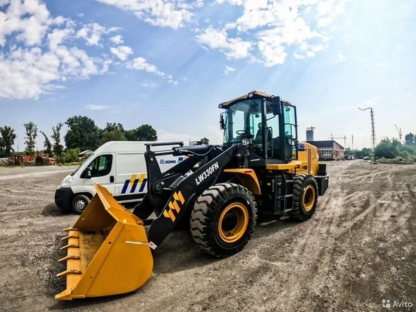 Фронтальный погрузчик XCMG LW330FN