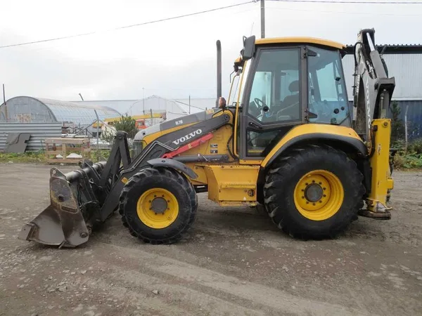 Экскаватор-погрузчик Volvo BL71B