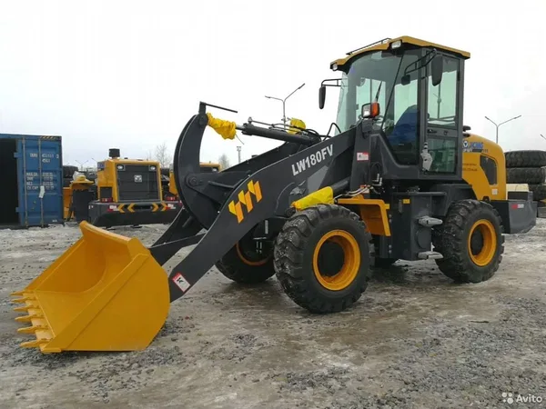 Фронтальный погрузчик XCMG LW180FV
