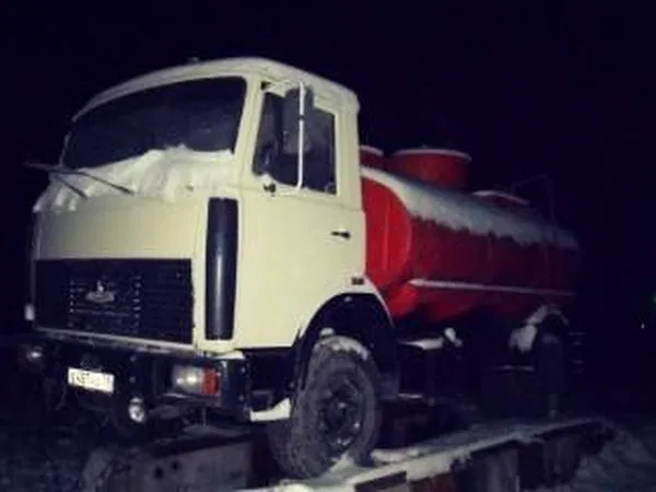 Бензовоз МАЗ 533700