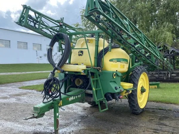 Прицепной опрыскиватель John Deere 732