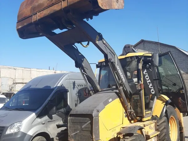 Экскаватор-погрузчик Volvo BL61B