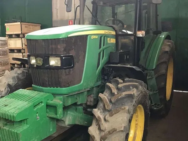 Трактор John Deere 6135B