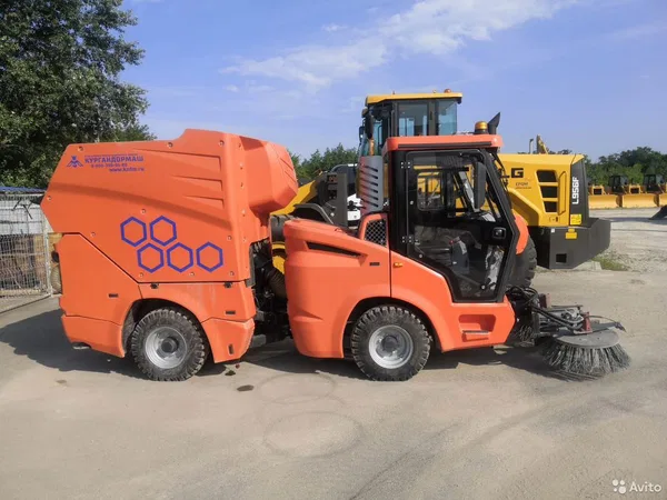 Вакуумная подметально-уборочная машина Кургандормаш УКМ-2500М