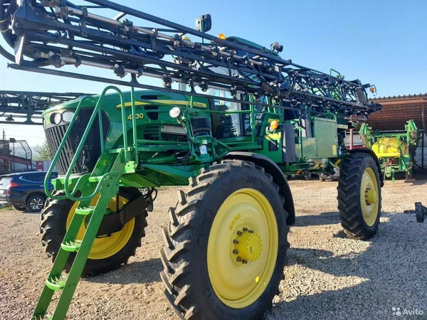 Самоходный опрыскиватель John Deere 4730
