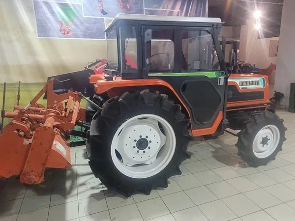 Трактор Hinomoto N329