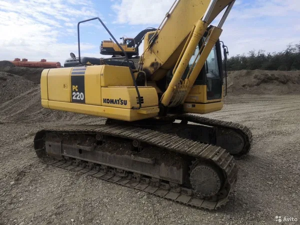 Гусеничный экскаватор Komatsu PC220LC-8