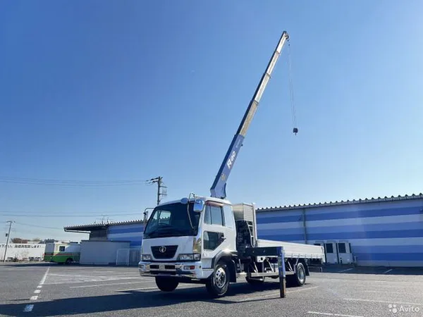Бортовой грузовик с КМУ Nissan Diesel Condor