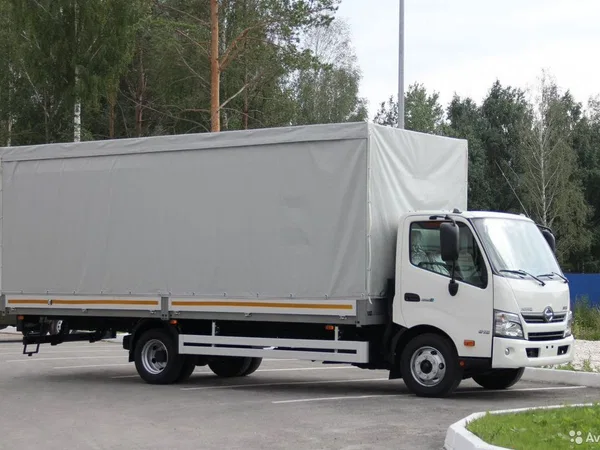 Тентованный автомобиль Hino 300
