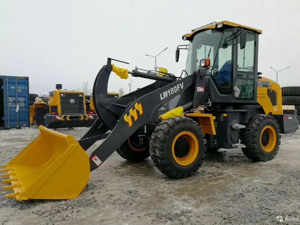 Фронтальный погрузчик XCMG LW180FV