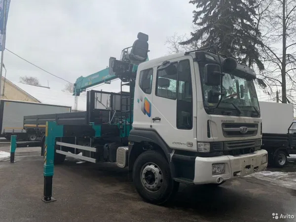 Бортовой грузовик с КМУ Daewoo Novus