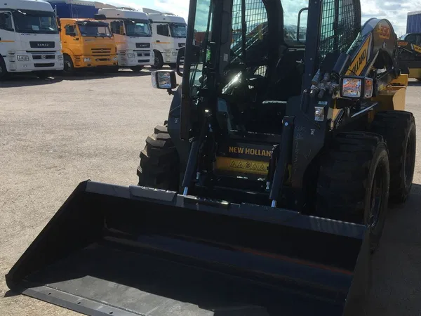Мини-погрузчик New Holland L330