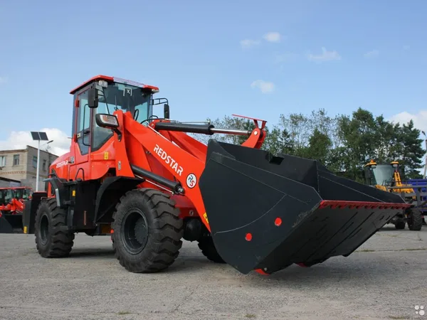 Фронтальный погрузчик RedStar 2500GTS