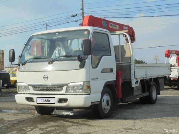 Бортовой грузовик с КМУ Nissan Atlas