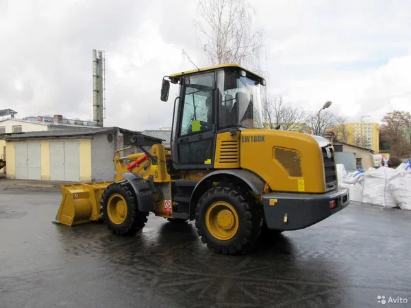 Фронтальный погрузчик XCMG LW180FV
