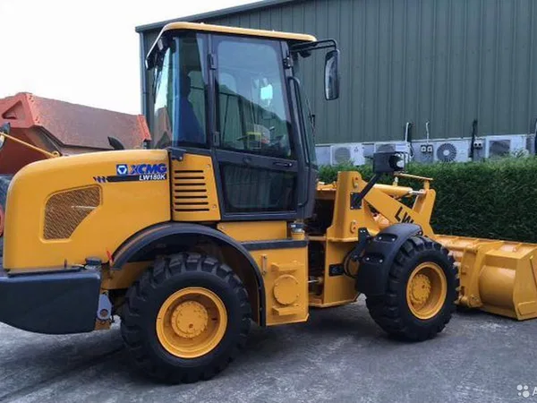 Фронтальный погрузчик XCMG LW180FV