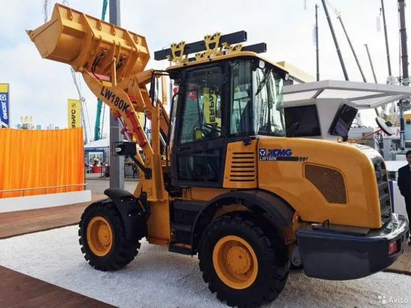 Фронтальный погрузчик XCMG LW180FV