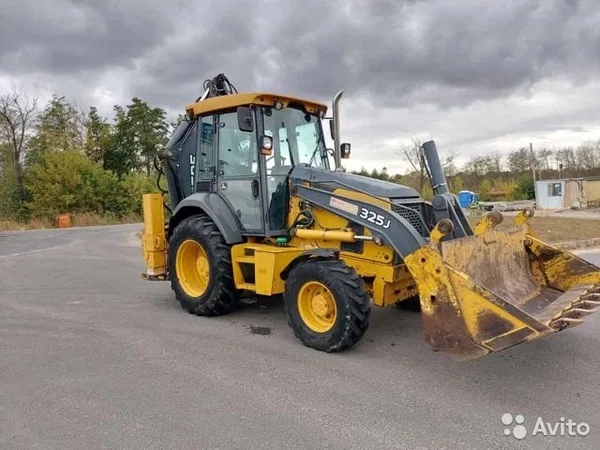 Экскаватор-погрузчик John Deere 325J