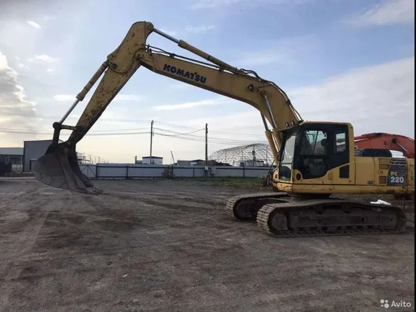 Гусеничный экскаватор Komatsu PC220-8