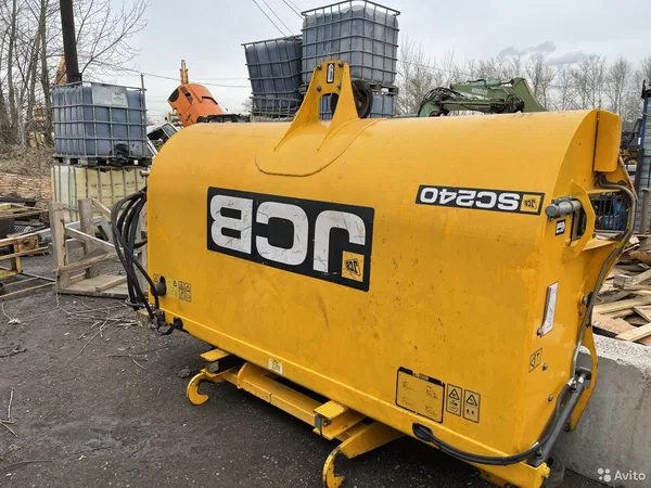 Коммунальная щетка JCB SC240