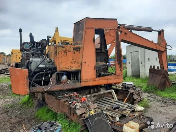 Гусеничный экскаватор Красный экскаватор Э-5015а