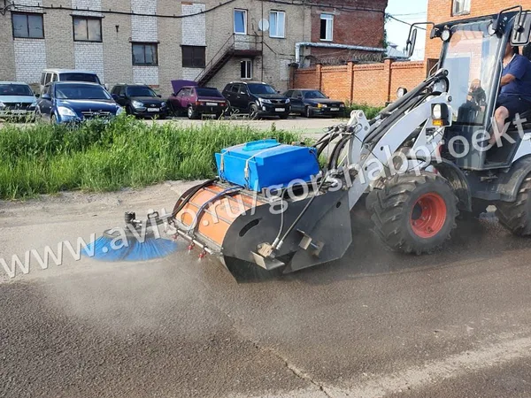 Коммунальная щетка 1300 мм с бункером на мини-погрузчик