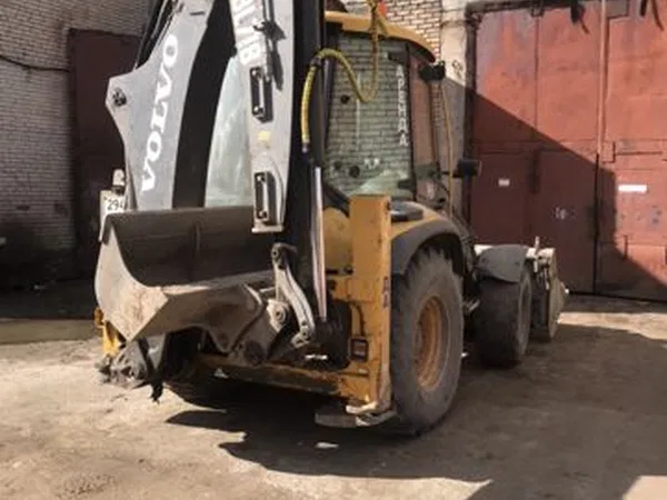 Экскаватор-погрузчик Volvo BL71B