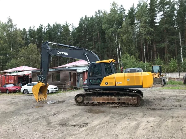 Гусеничный экскаватор John Deere E210LC