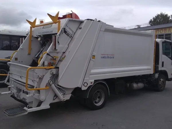 Мусоровоз ISUZU NQR90 с задней загрузкой
