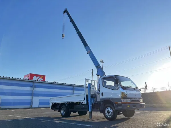 Бортовой грузовик с КМУ Mitsubishi Fuso Canter