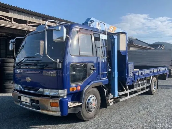 Бортовой грузовик с КМУ Nissan Diesel Condor